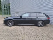 BMW 5 Serie Touring 530e xDrive M SPORT | Pano | Harman Kardon | 360 Camera | Head up | Elektrisch Wegklapbare Trekhaak | Voorstoelen verwarmd | Navigatie | Apple Carplay/Android Auto | Leer