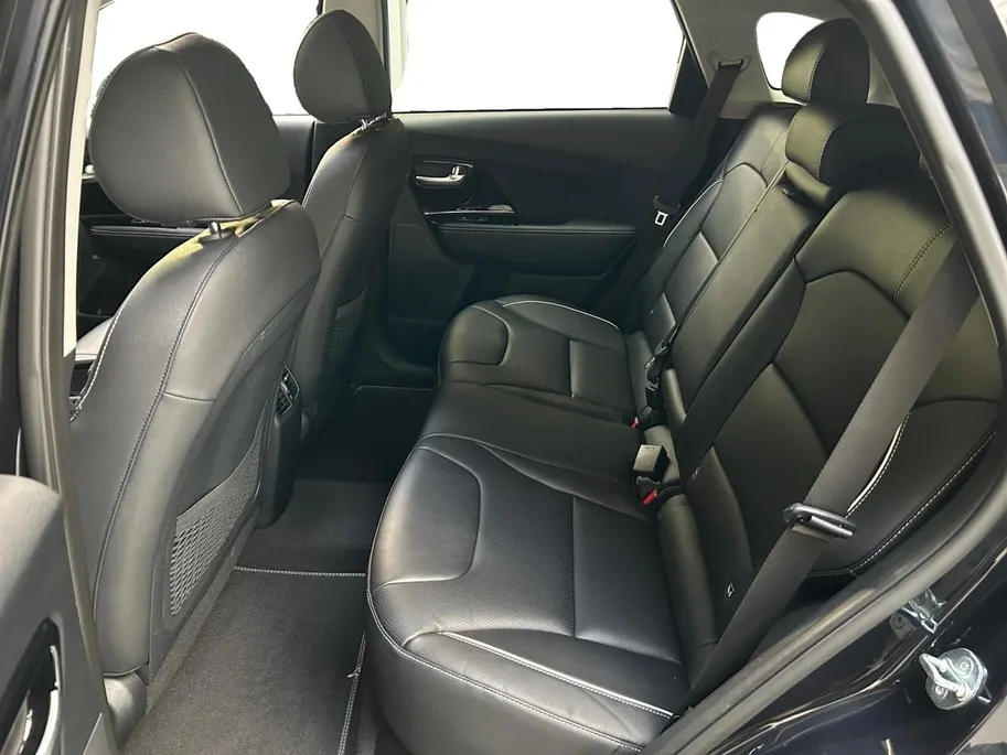Kia e-Niro ExecutiveLine 64 kWh | Warmtepomp | Trekhaak Afneembaar + 13-Polige Stekker | Elektrisch verstelbare Voorstoelen | Bestuurdersstoel + Geheugen | Elektrisch Bedienbaar Schuif / Kanteldak | Stoelverwarming + Stoelkoeling | Stuurverwarming | JBL Geluidsinsta