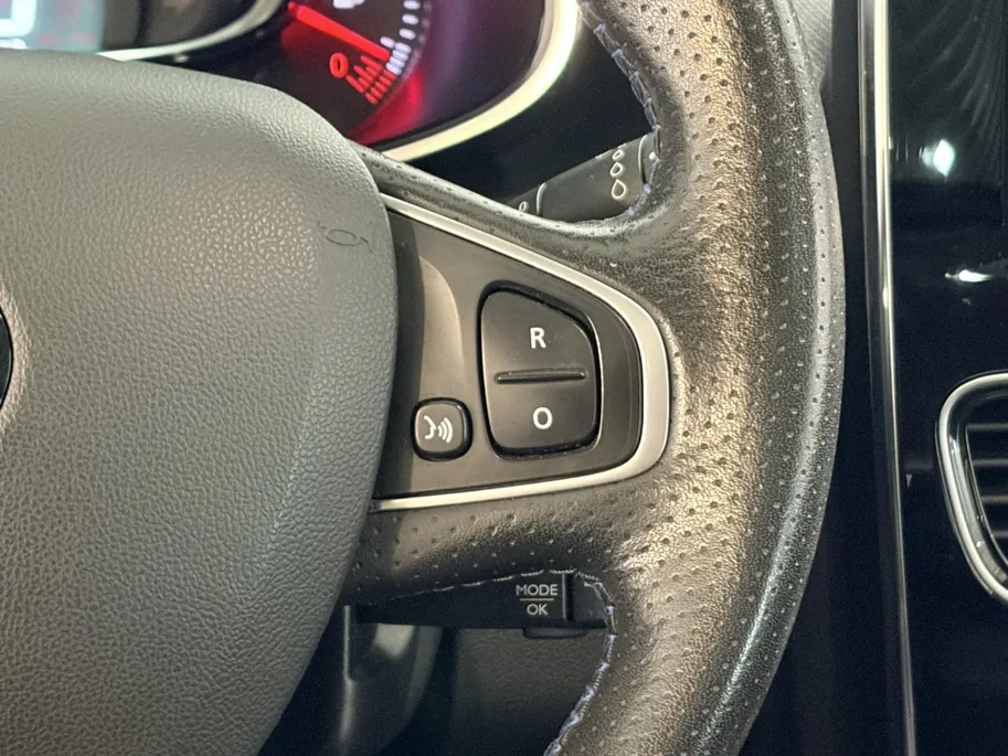 Renault Clio 90PK TCe GT-line | Lichtmetalen Velgen | Panoramadak | Parkeersensoren | Climate Control | Sportstoelen | Cruise Control | Full LED | Navi | Bluetooth | Armsteun | Keyless Entry |