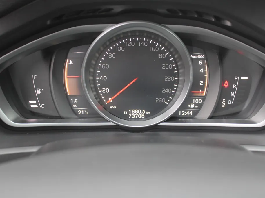 Volvo V40 Cross Country 1.5 T3 Dynamic Edition | Trekhaak | 17' LM | Panoramadak | Leer | PDC v+a | Camera | Stoel-/voorruitverwarming | HK audio |