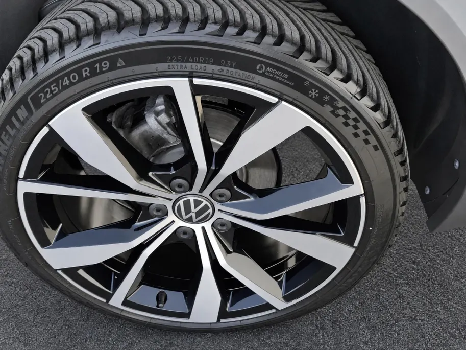 Volkswagen T-Roc 1.5TSI/150PK R-Line Black Style · Panoramadak · Camera + Parkeersensoren · Keyless · Apple/Android Car Play · Stoelverwarming · Garantie t/m 20-08-2027