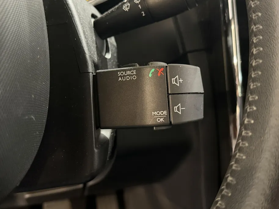 Renault Clio Estate 90PK TCe Expression | Navi | Armsteun | Bleutooth | Cruise Control | Lichtmetalen Velgen | Airco | USB | Leder Stuurwiel |