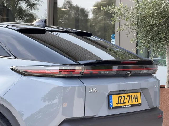 Toyota C-HR+ First Edition 77 kWh | Bi-Tone | 20'| Stoel&Stuurverw | Camera