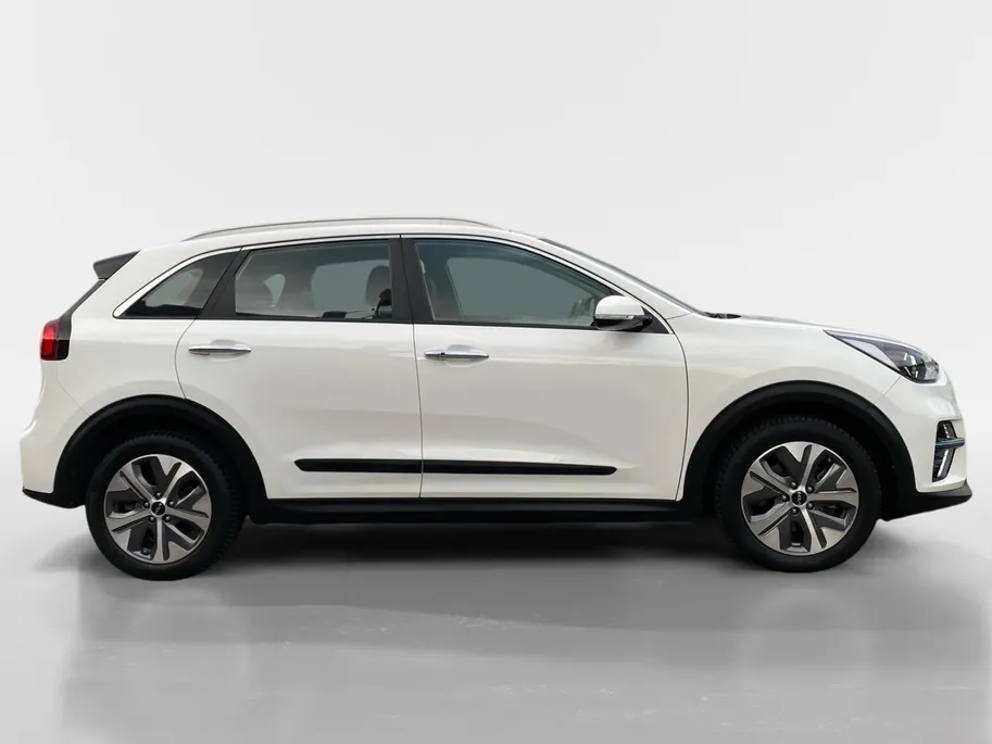 Kia e-Niro DynamicLine 64 kWh | Climate control | Navigatie | 17 inch LM-velgen | Keyless | AppleCarPlay-Android Auto | Parkeercamera | SOH 99.3% |