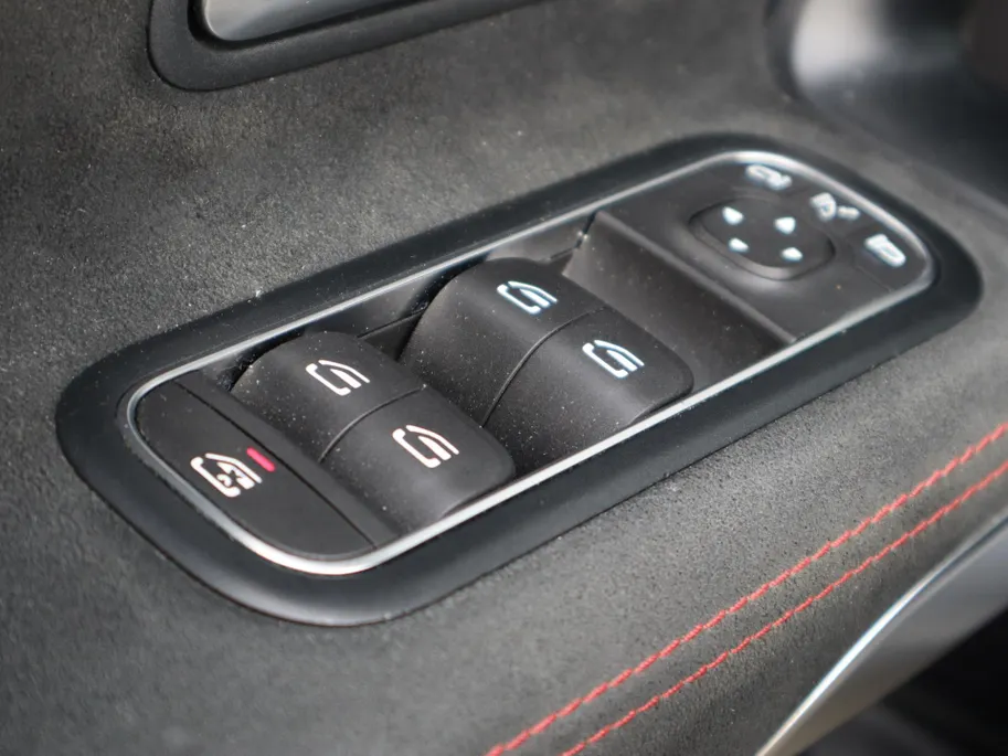 Mercedes-Benz CLA 180 Business Solution AMG l Keyless l Achteruitrijcamera l Stoelverwarming l Ambiente lichtpakket
