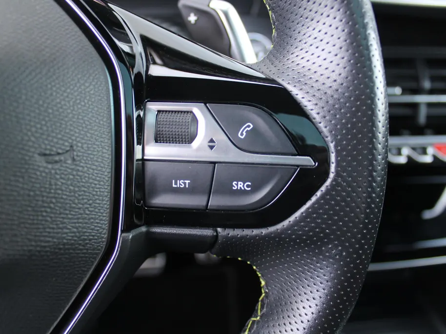 Peugeot 208 1.2 PureTech GT Pack | Stoelverwarming | Pano dak | Camera | Cruise adapt. | Dodehoek detectie | 17' LM | Navi | Clima | Leer/alcantara sportstoelen |
