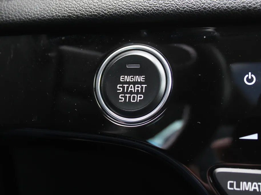 Kia Sportage 1.6 T-GDI Black Edition | Stuur-/stoelverwarming v+a | Schuifdak | Leer | Camera | Elek. achterklep | Cruise | PDC | Navi | 17' LM | Zeer nette auto! |