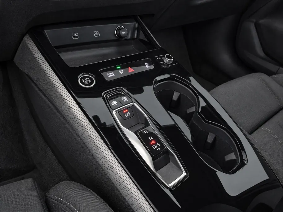 Audi A5 e-hybrid quattro S edition 299 PK · Premium pakket · Trekhaak elek. wegklapbaar · Exterieurpakket zwart