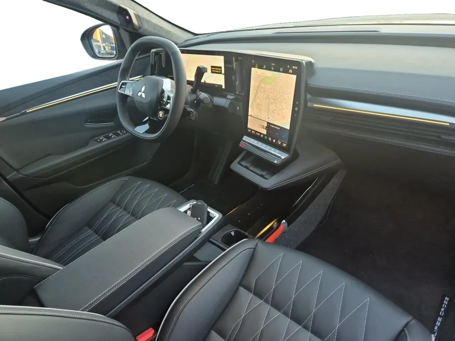 Mitsubishi Eclipse Cross Instyle 87 kWh | Demonstratieauto | Volcanic Grey-zwart dak | 8 jaar garantie , panoramadak var. transparantie , Apple Carplay/Android Auto , alcantara interieurdelen , navigatiesysteem ,voorstoelen verwarmd , warmtepomp