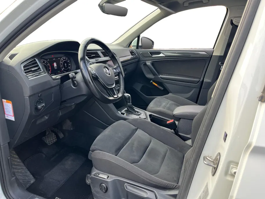 Volkswagen Tiguan 2.0 TSi DSG-aut. 4Motion Highline R-Line NL Auto | 11-2017 | Pano dak | Trekhaak | 20' | Stoelverwarming | Etc.