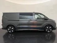 Ford Transit Custom 320 2.5 PHEV L2H1 Sport DC met o.a. uniek sport interieur, 19 inch lichtmetalen velgen, een trekhaak, een achteruitrijcamera en verwarmbare voorstoelen en stuurwiel