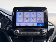 Ford Fiesta 1.0 EcoBoost Hybrid Titanium | Dealer onderhouden | NL auto | Winter pack | Parkeersensor achter | Navigatie via carplay | Apple carplay & Android auto | Cruise control | Bovag garantie |