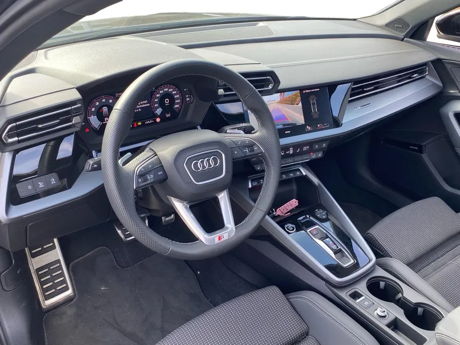 Audi A3 Sportback 35 TFSi m-Hybrid S-Tronic aut. S Edition | 3X S Line | Panodak | SONOS Sound | Camera | Stoelverwarming | Wireless Carplay | Adaptief Cruise Control | Etc.