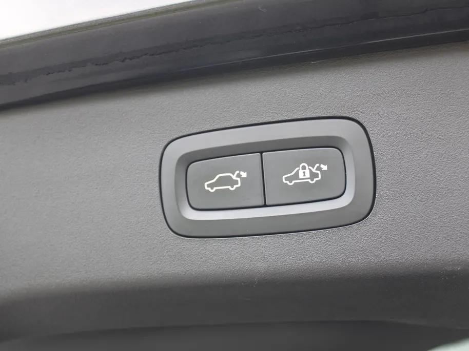 Lynk & Co 01 1.5 | PHEV | Trekhaak | Stoelverwarming | Elek. stoelverstelling + achterklep | Pano dak | Dodehoek detectie | Camera | 20' LM | HK Audio |