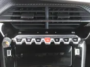 Peugeot 2008 1.2 PureTech 130 Allure | Automaat | Camera | Clima | Cruise | Navi | 17' LM | LED | Apple Carplay/Android Auto |