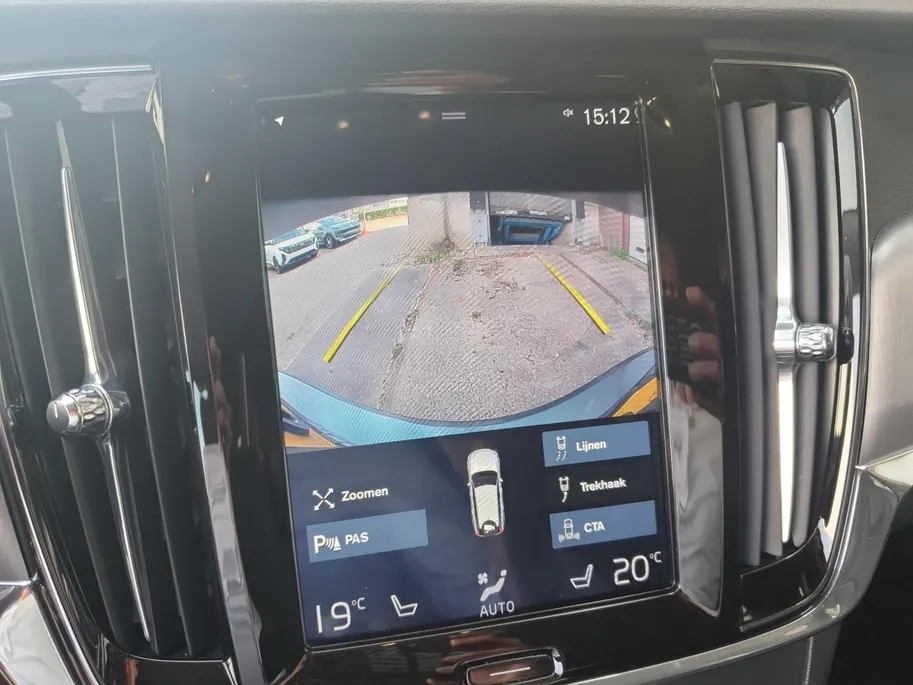 Volvo V90 2.0 T4 Momentum | Stoel en stuurverwarming | Elektrisch bedienbare voorstoelen | Camera | Lederen bekleding | Navigatie | Parkeersensoren voor en achter | Elektrische achterklep |