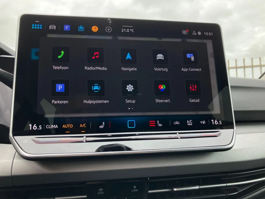 Volkswagen Golf 1.5eTSI/150PK DSG Life Edition · Apple/Android Car Play · Navigatie · Head-Up display · Stoel-& stuurverwarming · Garantie t/m 21-04-2030 of 100000km.