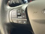 Ford Fiesta 95PK EcoBoost ST-Line | Keyless | Lichtmetalen Velgen | Climate Control | Apple CarPlay/Android Auto | LED Dagrijverlichting | Cruise Control | Armsteun | Elektrische Ramen & Spiegels |
