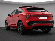 Audi Q3 Sportback 1.5 200kW e-hybrid S edition 272 PK · Tech pro · Glazen panoramadak · Sportstoelen alcantara met rode stiksels