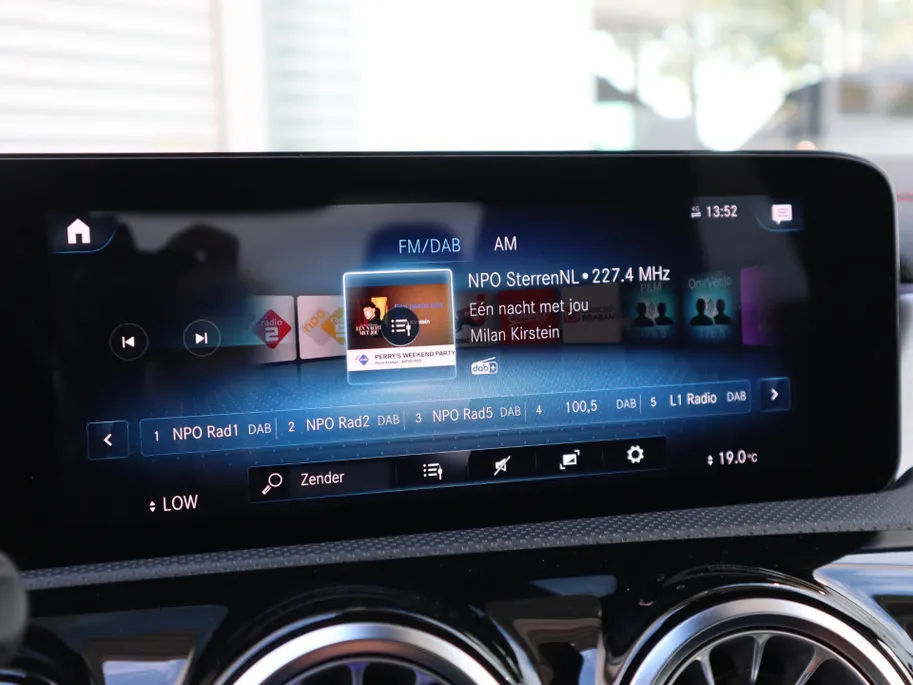 Mercedes-Benz CLA 200 Business Solution AMG l Panoramadak l Stoelverwarming l Ambiente lichtpakket