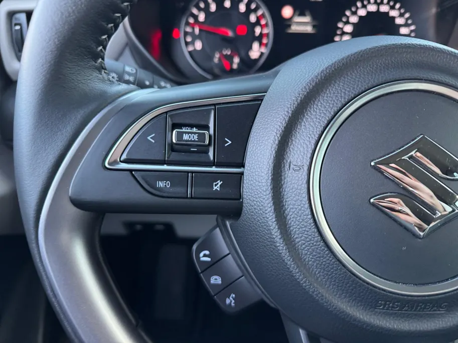 Suzuki Swift 1.2 Style Smart Hybrid | Apple Carplay/Android Auto | Achteruitrij Camera | Adaptive Cruise Control | All-Season | BLISS | LED | LMV 16' | Stoelverwarming |