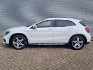 Mercedes-Benz GLA 180 Business Solution AMG AUTOMAAT | Trekhaak | Schuif/kanteldak | Navigatie | Camera | AMG-styling | Climate | Sensoren | Apple Carplay/Android Auto | Cruise | Stoelverwarming