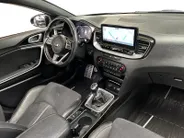 Kia ProCeed 1.0 T-GDI GT-Line | Elektrisch Glazen Schuif / Kanteldak | Apple Carplay / Android Auto | Navigatiesysteem | Stoel + Stuurverwarming | Licht + Regensensor | Parkeersensoren + Camera Achter | Cruise Control | 17” Lichtmetalen Velgen | Climate Control Rijst
