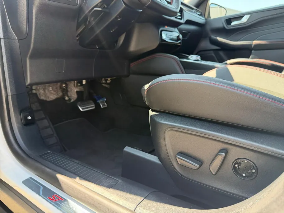 Ford Kuga 2.5 PHEV ST-Line X | Automaat | Pano dak | HUD | Elektr. uitklapbare trekhaak | Adapt. Cruise control | BLIS | Parkeersensoren voor en achter | 360 graden camera | Elektr. achterklep | B&O audio | Navigatie | Apple carplay & Android auto | Fabrieksgaranti