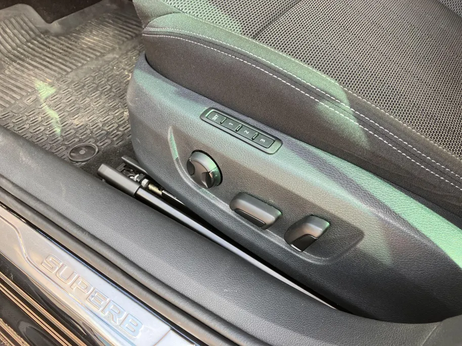 Škoda Superb Combi 1.4TSI 160kW/218PK iV Business Edition Plus · Navigatie · Apple/Android Car Play · Camera + Parkeersensoren · Garantie t/m 27-03-2028 of 60000km.