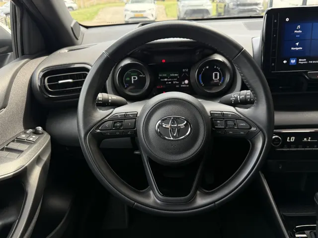 Toyota Yaris 1.5 Hybrid Executive Bi-Tone | PDC V+A | HUD
