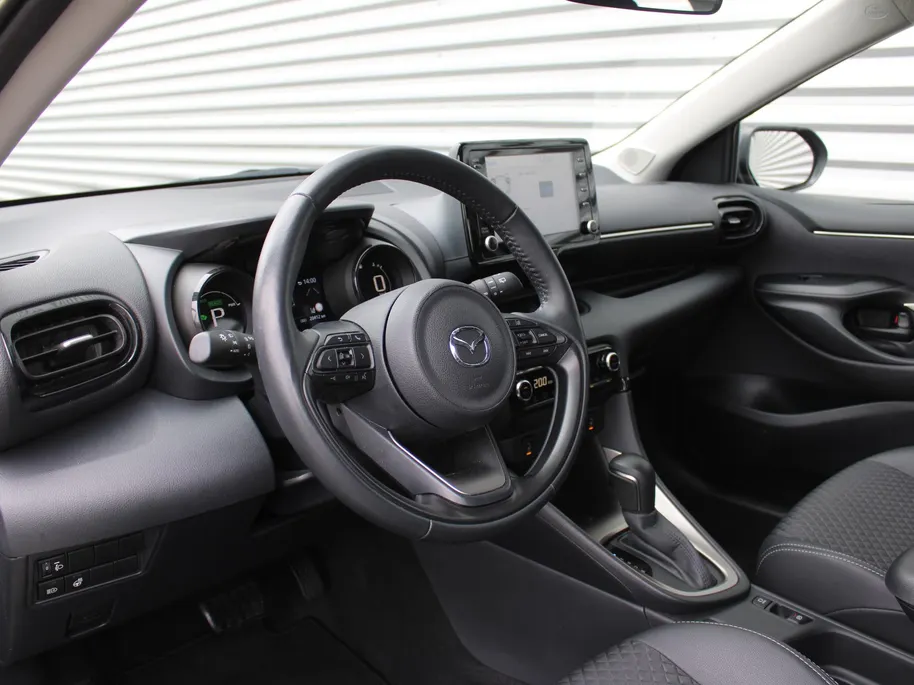 Mazda 2 Hybrid 1.5 Agile | Comfort pakket | Trekhaak | CarPlay | Camera | Stuur-/stoelverwarming | Cruise adapt. | 15' LM |