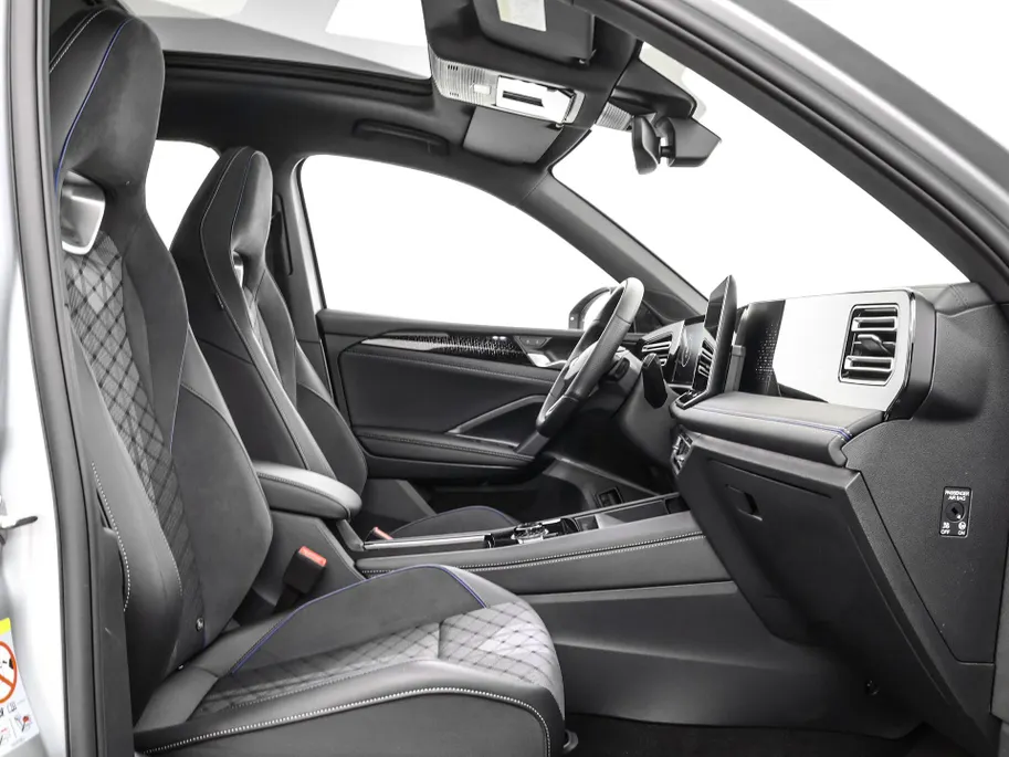 Volkswagen Tiguan 1.5 eHybrid 204pk DSG R-Line Edition · Panoramadak · 360 Camera · Inklap. Trekhaak · Matrix LED · Stuur- & Stoelverwarming + Massage · Achterbank verwarmd · Garantie t/m 09-10-2030 of 100.000km
