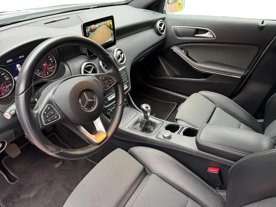 Mercedes-Benz A-Klasse 180 Business Solution | Zeer nette auto | Navigatie | Achteruitrijcamera | Parkeersensoren v + a | Comfort stoelen | Stoelverwarming | Bovag garantie | NAP