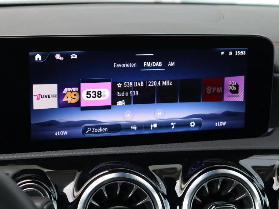 Mercedes-Benz CLA 180 Business Solution AMG l Trekhaak l Panoramadak l stoelverwarming