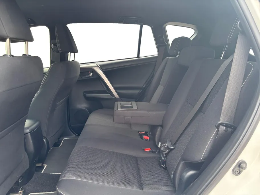 Toyota RAV4 2.5 Hybrid AWD Dynamic | Trekhaak | Camera | All Season | Navi | Garantie |