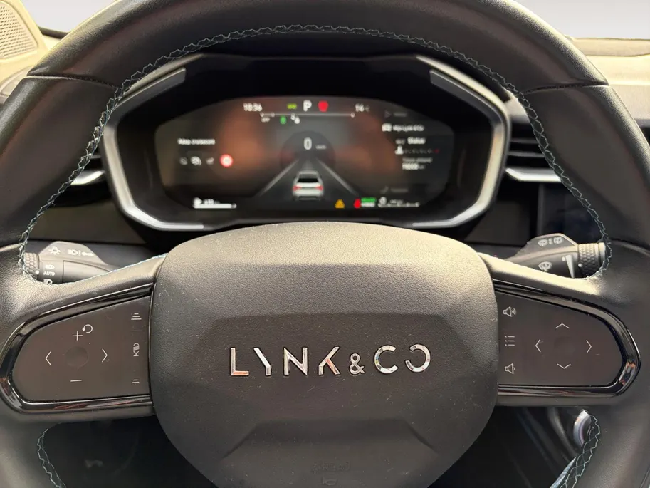 Lynk & Co 01 1.5 Apple Carplay/Android Auto , stoelverwarming , panoramadak , navigatiesysteem full map , camera 360 , elektrisch verstelb. bestuurdersstoel met geheugen , elektrisch bedienbare achterklep ,                                               lichtmetalen ve