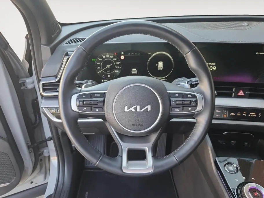 Kia Sportage 1.6T Hybrid Dark Edition | Trekhaak | Lederen bekleding | Stoel en stuurverwarming | Elektrisch verstelbare voorstoelen | Navigatie | Camera |