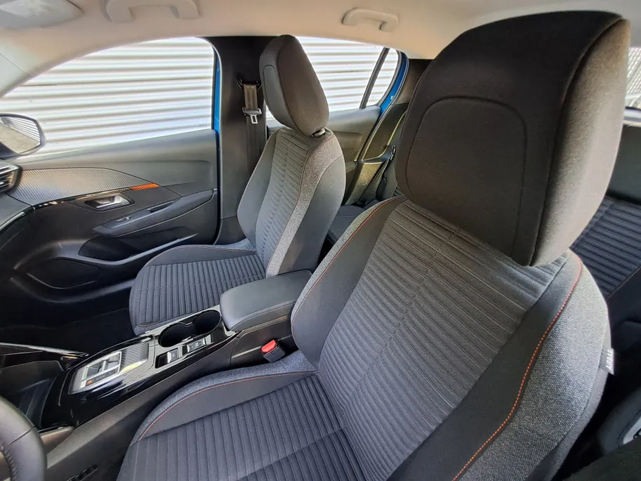Peugeot e-208 EV Active Pack 50 kWh | Cruise control | Navigatiesysteem | Keyless start | DAB | LM Velgen | 100% Elektrisch | SOH 95,6 %
