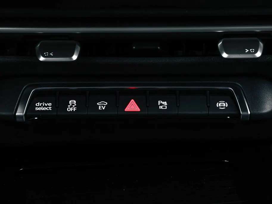 Audi Q3 1.5 200kW e-hybrid S edition 272 PK · Tech plus · Lederen bekleding · Trekhaak elek. wegklapbaar