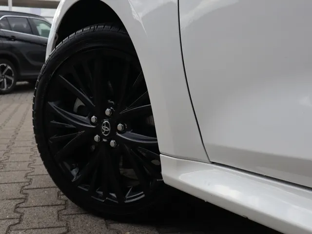 Toyota Yaris 1.5 Hybrid Dynamic Limited | Stoelverwarming | Keyless | 17 inch | All Seasons