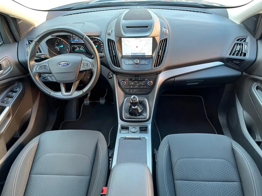 Ford Kuga 1.5 EcoBoost Titanium nette dealer auto | Wegklapbare trekhaak| Navigatie| elec achterklep| Parkeersensoren| 4 seizoen banden| Stuur verwarming| Stoel verwarming| Vooruit verwarming| Climate Control |