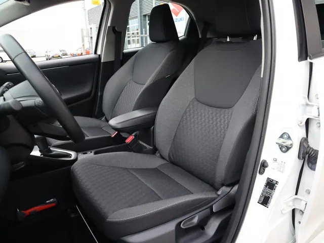 Toyota Yaris 1.5 Hybrid Dynamic Limited | Stoelverwarming | Keyless | 17 inch | All Seasons