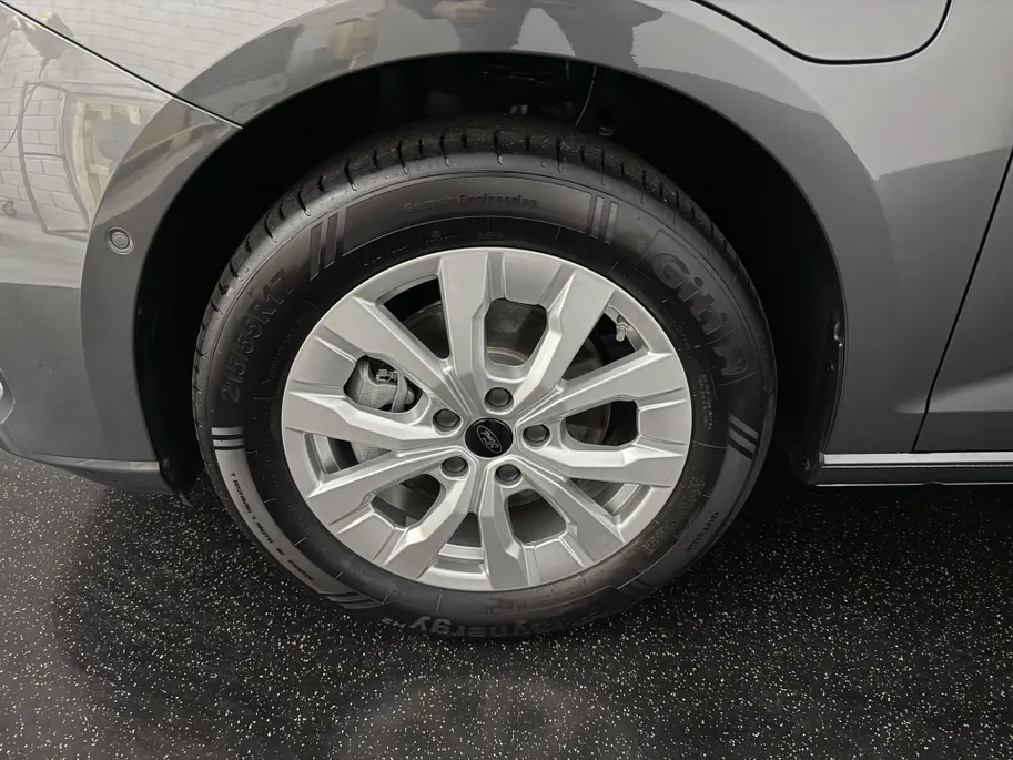 Ford Transit Connect 1.5 EcoBoost PHEV L2 Limited met o.a. een achteruitrijcamera, adaptieve cruise control, dodehoekdetectie en een trekhaak