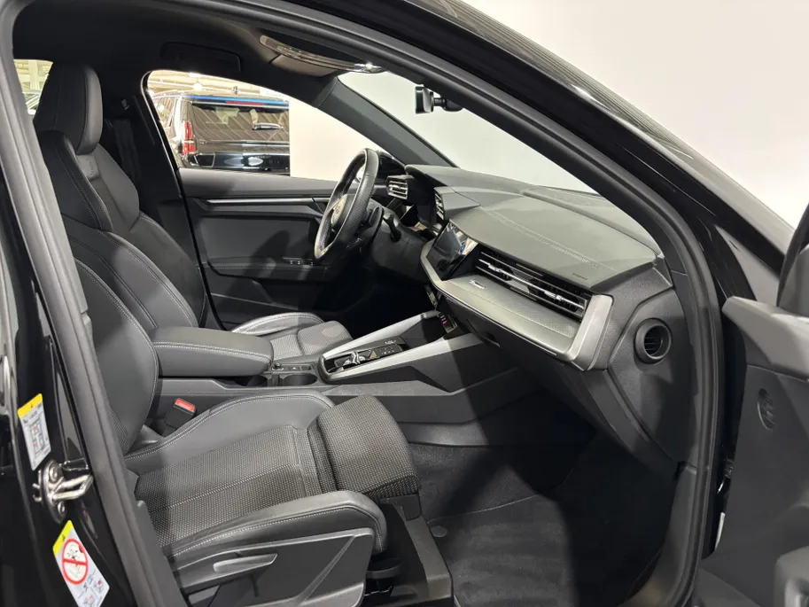 Audi A3 Limousine 110PK 30 TFSI S Edition Automaat | 1e eigenaar | Virtual Cockpit | Navi | Armsteun | Cruise Control | Zwarte Lichtmetalen Velgen | Apple CarPlay/Android Auto | Full LED koplampen | Keyless Entry |