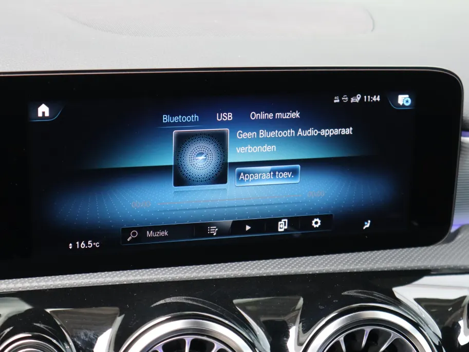 Mercedes-Benz A-Klasse 250 e AMG Line | HUD | Multispaak | LED | Navigatie | Camera | Automaat