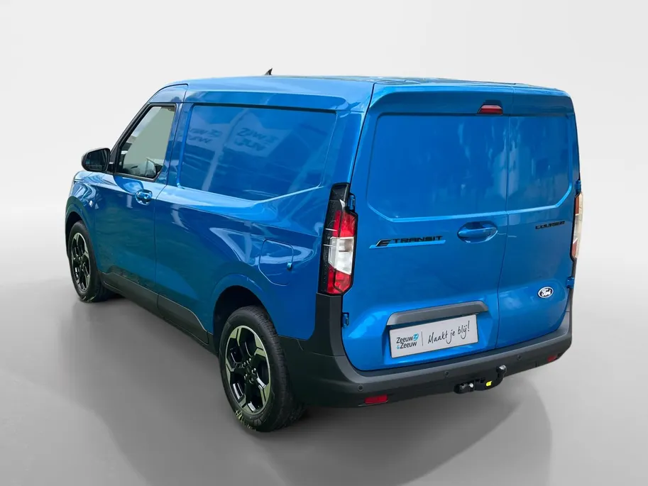 Ford E-Transit Courier Limited 44 kWh 136 pk | DEMO | Adaptive cruise control | Achteruitrij camera | Verdiepte tussenwand | Trekhaak | Navigatie | Direct leverbaar!