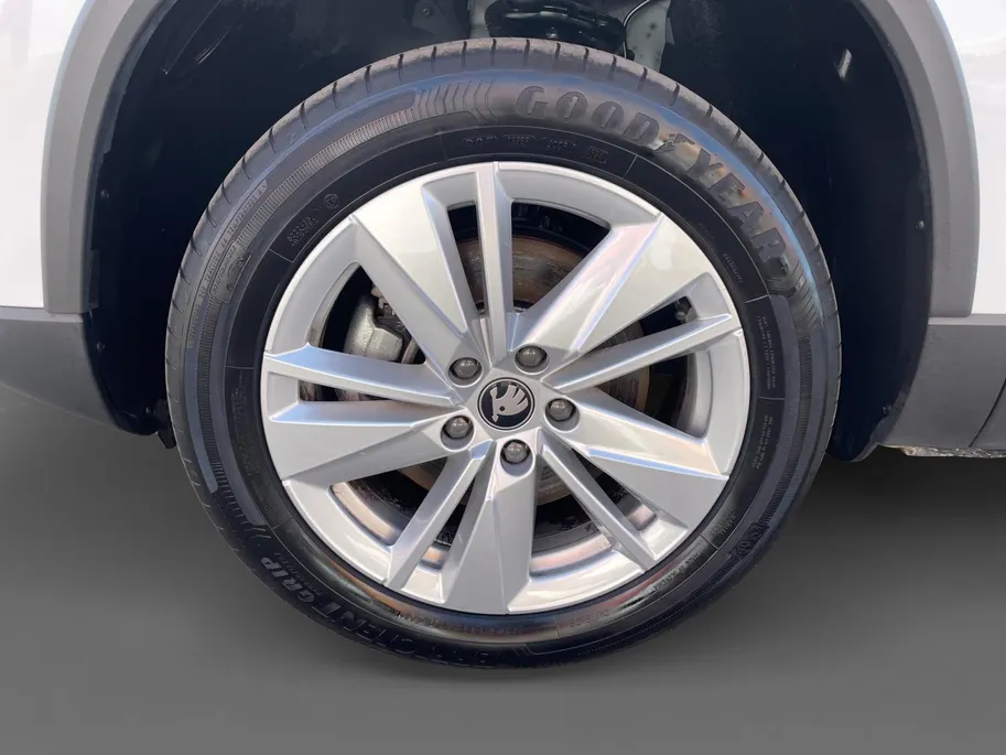 Škoda Karoq 1.5 TSI ACT Business Edition | Lichtmetalen velgen| Parkeer sensoren| Automaat| Camera| Cruise Control| Zeer ruime auto in super nette staat