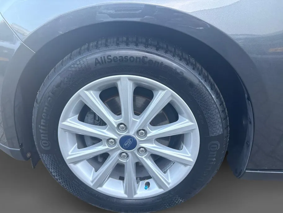 Ford Focus Wagon 1.0 Titanium |Lederen/stof bekleding| Trekhaak| bi-xenon koplampen| keyless entry| 12 maanden Bovag garantie|