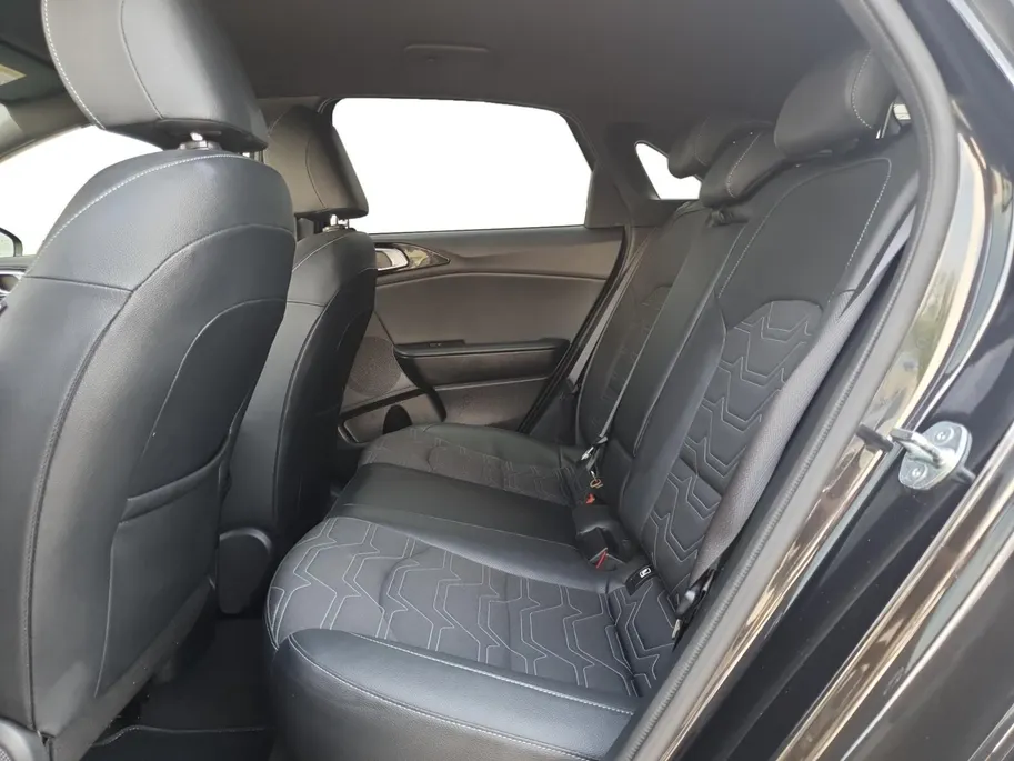 Kia Ceed 1.0T Design Edition | Stoel en stuurverwarming | Dodehoek detectie | Navigatie | Camera | Apple carplay / Android Auto | JBL sound system |
