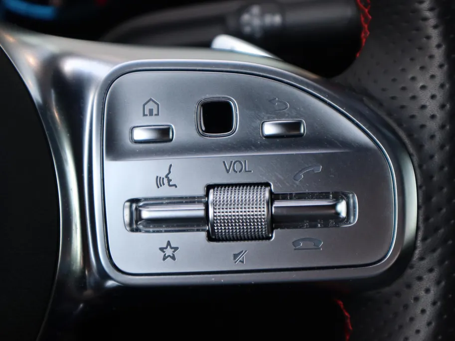 Mercedes-Benz GLA 200 Business Solution AMG l Trekhaak l Panoramadak l Stoelverwarming